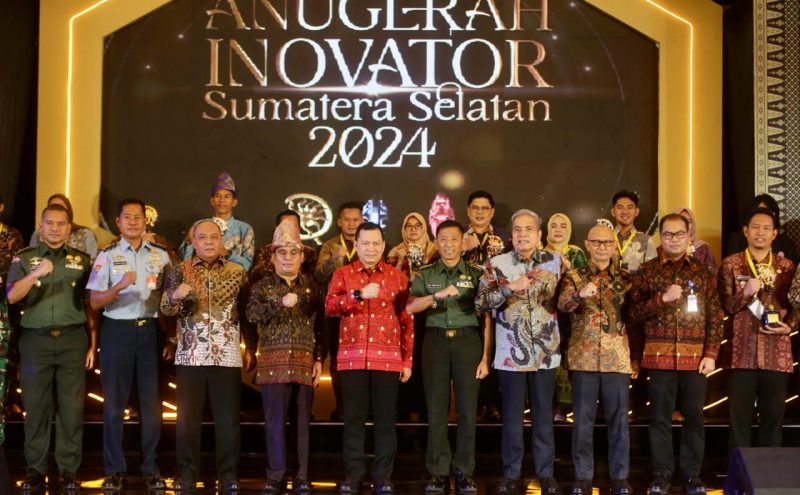 enjabat (Pj) Gubernur Sumatera Selatan (Sumsel) Elen Setiadi SH MSE memberikan penghargaan kepada para inovator berupa Anugerah Inovator Sumsel Tahun 2024, pemberian Anugerah Inovator kepada 54 pemenang yang terbagi dalam 10 kategori tersebut dilaksanakan di Ballroom Hotel The Zuri Palembang, Kamis 21 November 2024.