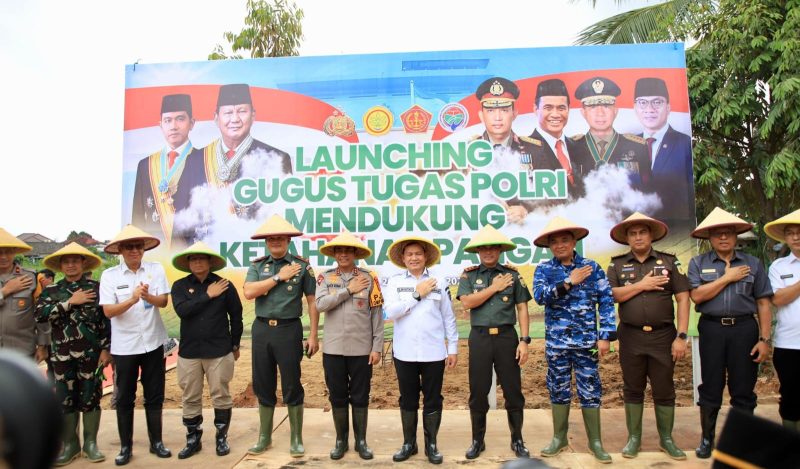 Penjabat (Pj) Gubernur Sumsel, Elen Setiadi SH MSE menghadiri kegiatan Launching Gugus Tugas Polri Mendukung Ketahanan Pangan Serentak se-Indonesia di Lahan Produktif Ketahanan Pangan Komplek Pakri Palembang, Rabu 20 November 2024, pagi.