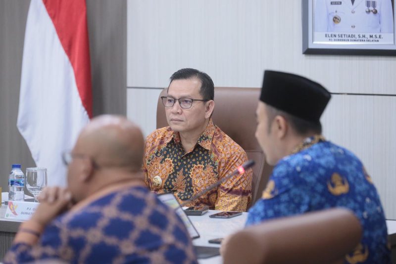 Pj Gubernur Sumsel Elen Setiadi menggelar rapat koordinasi (Rakor) pengendalian inflasi dan ketersediaan pangan di Sumsel, bersama Forum Koordinasi Pimpinan Daerah (Forkopimda) dan stakeholder terkait bertempat ruang rapat Bina Praja Pemprov Sumsel, Jumat 29 November 2024.