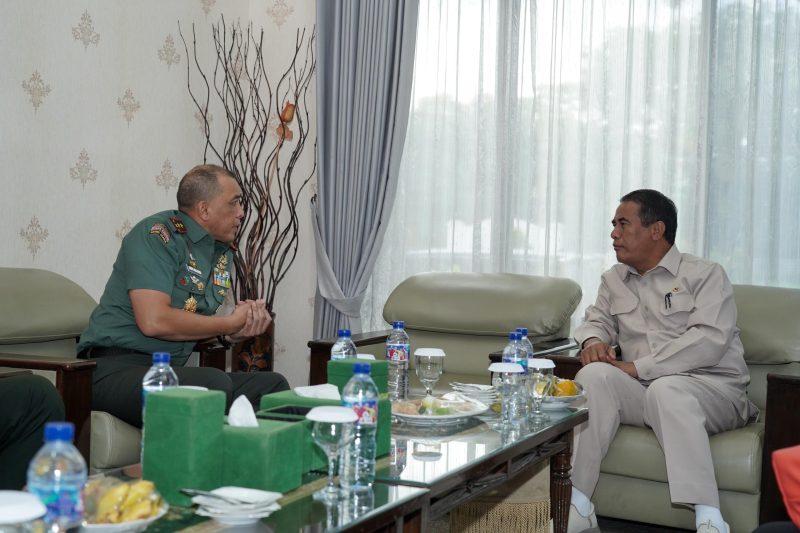 Pangdam V/Brawijaya, Mayjen TNI Rudy Saladin MA berbincang bersama Mentan Pertanian Andi Amran Sulaiman.