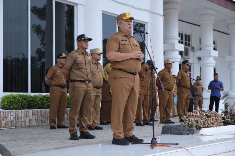 Sekretaris Daerah [Sekda] Kabupaten Asahan Drs Zainal Aripin Sinaga MH memimpin apel gabungan bulan Januari ditahun 2025 di Halaman Kantor Bupati Asahan, Senin 6 Januari 2025.