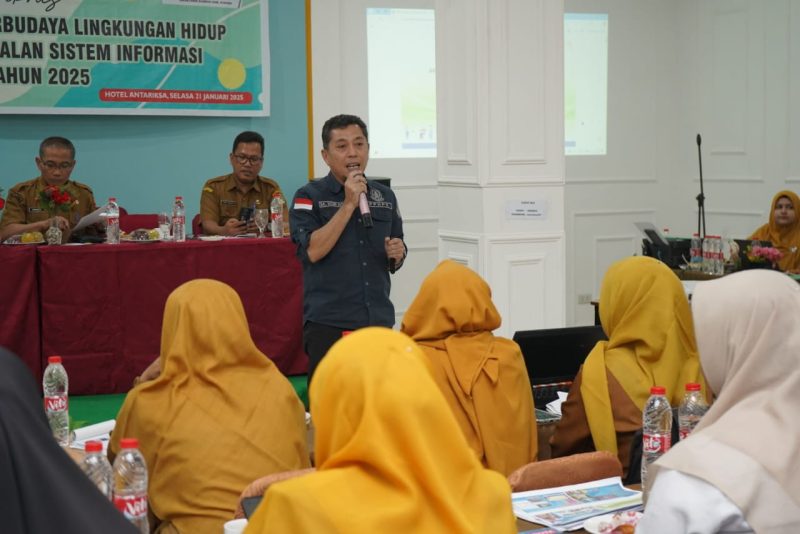 Bupati Asahan melalui Staf Ahli Bidang Ekonomi Pembangunan dan Keuangan Dr Elfina br Tarigan membuka Bimbingan Teknis Pembinaan Gerakan Peduli dan Berbudaya Lingkungan Hidup di Sekolah [GPBLHS] dan pengenalan Sistem Informasi Adiwiyata [SIDIYA] tahun 2025 di Hotel Antariksa Kisaran, Selasa 21 Januari 2025.