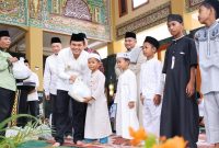 Dalam momen Isra Mi'raj, Penjabat [Pj] Wali Kota Cheka Virgowansyah melakukan pembagian semvako bagi anak Yatim. 