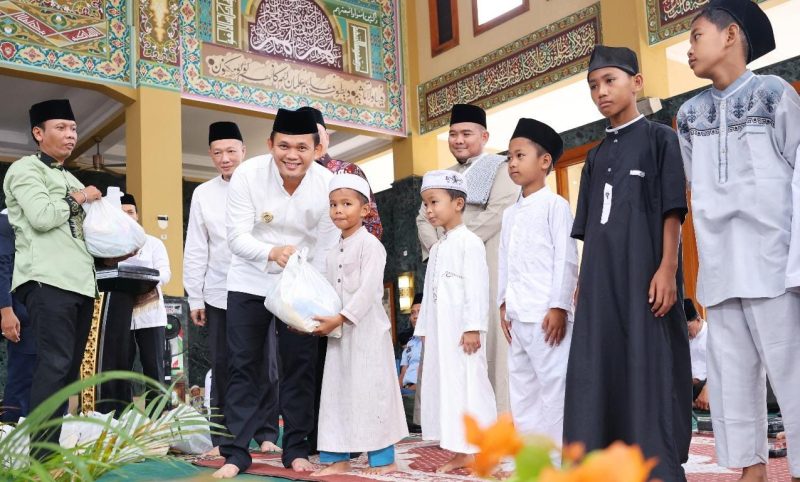 Dalam momen Isra Mi'raj, Penjabat [Pj] Wali Kota Cheka Virgowansyah melakukan pembagian semvako bagi anak Yatim. 