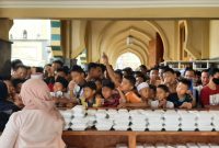 Jemaah Masjid Darussa'id bersama Pegawai Dinas PUPR berbagi Gradasi