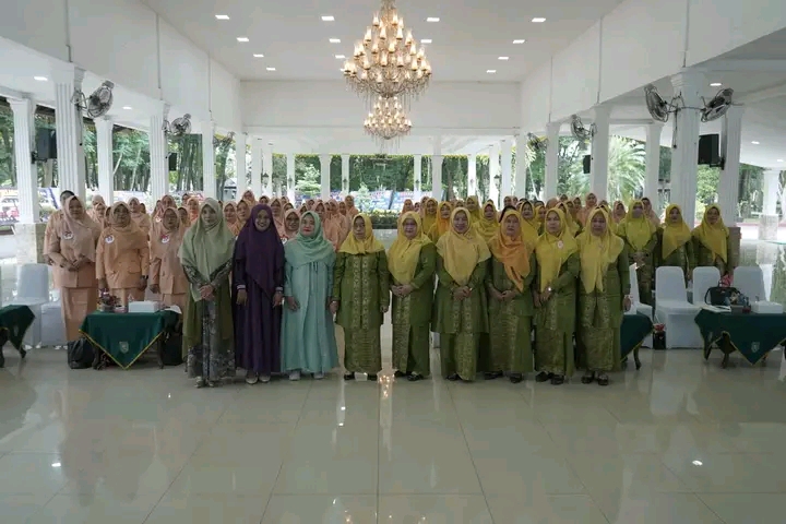 Semarak Hari Ibu ke-96 tahun dan HUT ke-25 Dharma Wanita Persatuan, DWP Asahan menggelar lomba baca puisi dan pidato di Pendopo Rumah Dinas Bupati Asahan, Senin 23 Desember 2024.