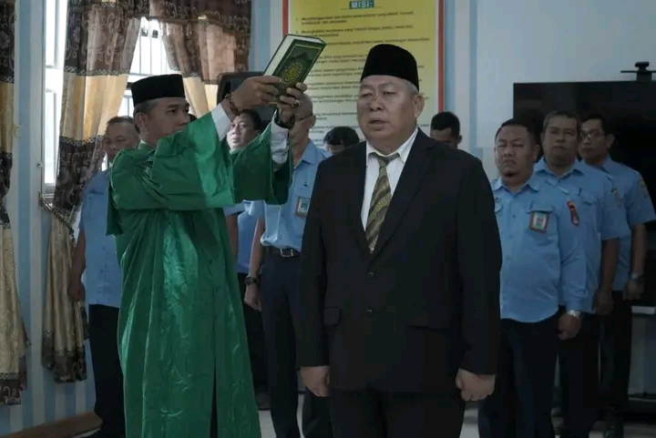 Drs Zainal Aripin Sinaga MH resmi diambil sumpah dan dilantik sebagai Dewan Pengawas [Dewas] Perusahan Umum Daerah Air Minum [PDAM] Tirta Silau Piasa Kabupaten Asahan periode 2024-2028.