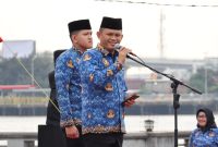 Penjabat [Pj] Wali Kota Cheka Virgowansyah saat memimpin apel pagi bersama pegawai Organisasi Perangkat Daerah [OPD] di Lingkungan Pemerintah Kota [Pemkot] Palembang di Plaza Benteng Kuto Besak [BKB].