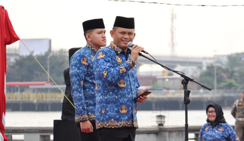 Penjabat [Pj] Wali Kota Cheka Virgowansyah saat memimpin apel pagi bersama pegawai Organisasi Perangkat Daerah [OPD] di Lingkungan Pemerintah Kota [Pemkot] Palembang di Plaza Benteng Kuto Besak [BKB].