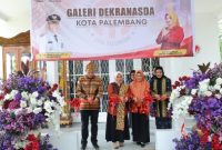 Penjabat [Pj] Walikota, Cheka Virgowansyah mengapresiasi atas hadirnya galeri dari Dewan Kerajinan Nasional Daerah [Dekranasda] yang bergerak dalam mendukung pelaku Industri Kecil Menengah [IKM] di kota Palembang.