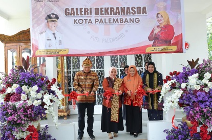 Penjabat [Pj] Walikota, Cheka Virgowansyah mengapresiasi atas hadirnya galeri dari Dewan Kerajinan Nasional Daerah [Dekranasda] yang bergerak dalam mendukung pelaku Industri Kecil Menengah [IKM] di kota Palembang.