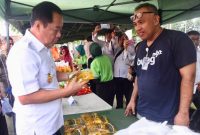 Pelaksana Tugas [Plt] Gubernur Sumatera Selatan [Sumsel] H Cik Ujang memantau aktivitas pasar murah sekaligus mengecek harga kebutuhan pokok menjelang bulan suci Ramadhan 1446 Hijriah, bertempat di halaman Kantor Dinas Ketahanan Pangan dan Peternakan Provinsi Sumsel, Rabu 26 Februari 2025.