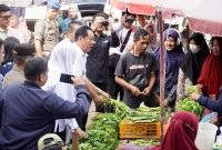 Pelaksana Tugas [Plt] Gubernur Sumsel H Cik Ujang meninjau dan memantau harga kebutuhan pokok di pasar Lemabang, Rabu 26 Februari 2025, pagi.