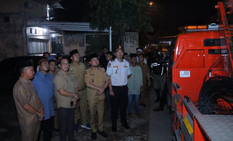 Berlokasi di sekitar Lorong AA, Kecamatan Seberang Ulu 1, Wakil Wali Kota Palembang Prima Salam didampingi petugas dari Dinas Perhubungan [Dishub] meninjau langsung perbaikan lampu jalan yang rusak, Senin 24 Februari 2025, malam.