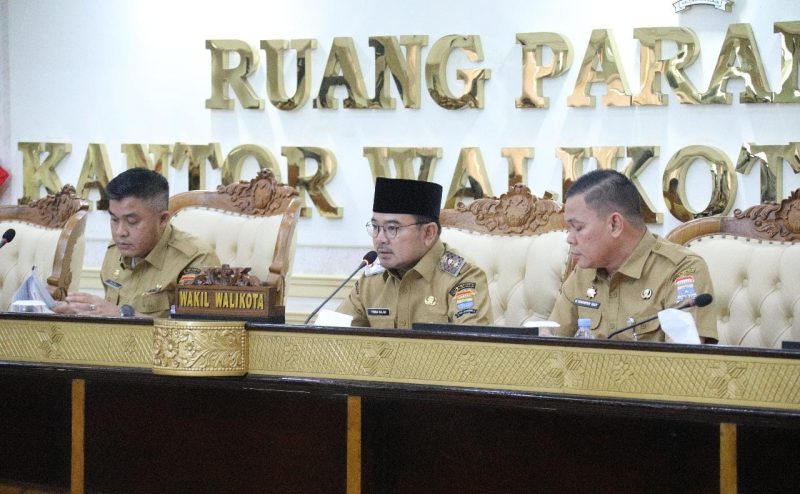 Wakil Wali Kota Palembang Prima Salam memberikan pengarahan bagi seluruh pejabat Kota Palembang terkait tindak lanjut visi misi RDPS [wali kota dan wakil wali kota], di ruang Rapat Prameswara, Senin 24 Februari 2025.