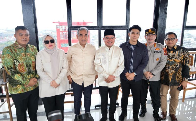 Didampingi Wakil Wali Kota Palembang Prim Salam, Ketua Majelis Permusyawaratan Rakyat Republik Indonesia [MPR RI] Periode 2024–2029, Ahmad Muzani langsung mengunjungi wisata menara Ampera.