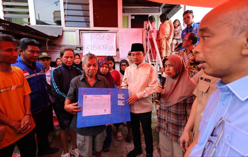 Wakil Wali Kota Palembang, Prima Salam memberikan bantuan bagi warga Jalan H Ryacudu Lorong Suasana RT 27 RW 04 Kelurahan 8 Ulu Jakabaring, terdampak musibah kebakaran.