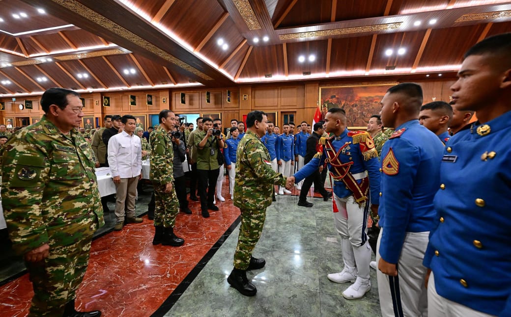 Parade Senjadipimpin langsung Presiden Republik Indonesia [RI] Prabowo Subianto Prabowo dampingi Presiden keenam RI Susilo Bambang Yudhoyono [SBY] dan Presiden ketujuh RI Joko Widodo atau Jokowi.