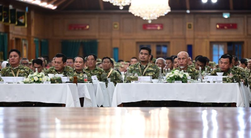 Gubernur Sumatera Selatan [Sumsel] H Herman Deru bersama Wakil Gubernur H Cik Ujang [HDCU] terlihat kompak mengenakan seragam Komponen Cadangan [Komcad saat mengikuti kegiatan retret hari ketujuh dalam Upacara Parade Senja dan Penurunan Sang Merah Putih di Lapangan Pancasila, Akademi Militer [Akmil] Magelang Jawa Tengah, Kamis 27 Februari 2025, sore.