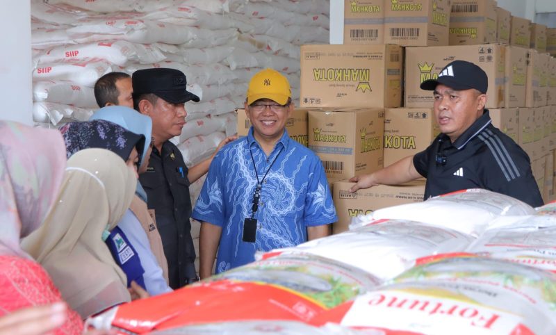 Sekda Aprizal Hasyim bersama Badan Pengawas Obat dan Makanan [BPOM] dan OPD melakukan inspeksi mendadak [Sidak] sejumlah pasar, dan gudang distributor beras-minyak.