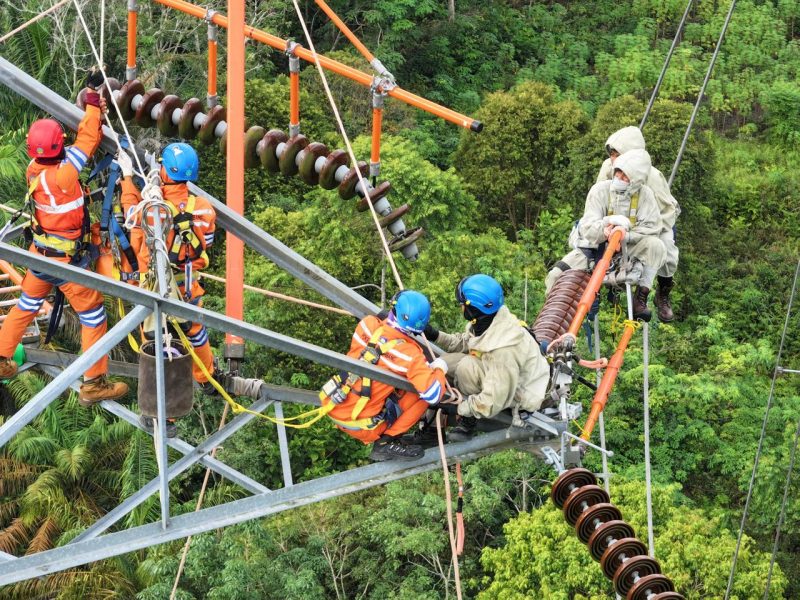 Tim Pemeliharaan PLN UPT Palembang melakukan pemindahan kabel konduktor transmisi 150 kV penghantar Kenten-Tanjung Api-api dari tower darurat ke tower permanen.