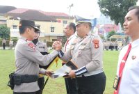 Kapolda Sumsel Irjen Pol Andi Rian Djajadi SIK MH memberikan penghargaan bagi 163 personel dan jajaran yang berprestasi dan berdidikasi tinggi dalam melaksanakan tugas.
