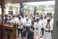 Gubernur Sumatera Selatan H Herman Deru dan Wakil Gubernur H Cik Ukang kembali melanjutkan Safari Ramadhan 1446 Hijriah pada, Rabu 5 Maret 2025, malam menggelar salat isya-tarawil berjemaah bersama Kapolda Sumsel dan jajaran di Masjid As-Sa'adah Mapolda.