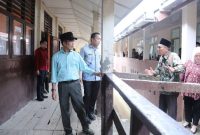 Wali Kota Palembang Ratu Dewa didampingi Kadisdik Adrianus Amri saat mengunjungi infrastruktur bangunan SMPN 47 Palembang, Kelurahan 36 Ilir Kecamatan Gandus Palembang.