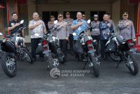 Bupati Taufik Zainal Abidin Siregar [TZAS] SSos MSi menyerahkan empat unit sepeda motor kepada Polres Asahan, Kamis 6 Maret 2025.