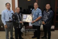 Bupati Asahan Taufik Zainal Abidin Siregar [TZAS] SSos MSi bersama Wakil Bupati Rianto SH MAP menerima kunjungan kerja Kepala Kantor Perwakilan Bank Indonesia Pematang Siantar, berlangsung di ruang kerjanya, Kamis 6 Maret 2025.