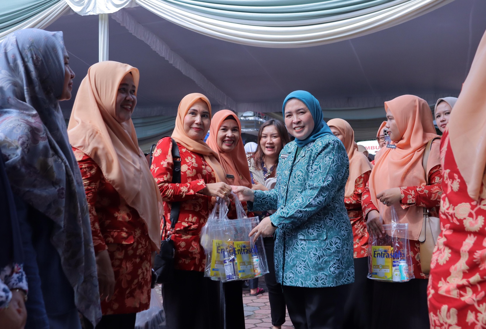 Wali Kota Palembang Ratu Dewa didampingi Ketua Penggerak PKK Dewi Sastrani mengunjungi booth Bazar Ramadan 1446 Hijriah, pada Jumat 7 Maret 2025.