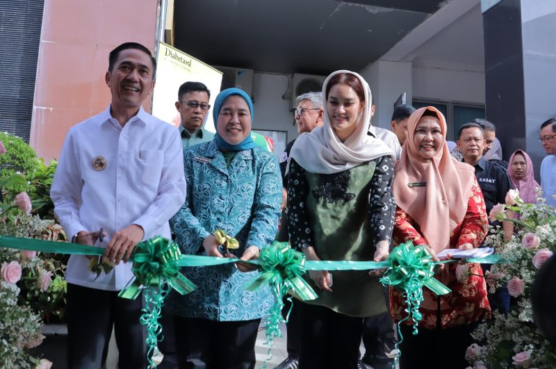 Wali Kota Palembang, H Ratu Dewa didampingi Ketua Penggerak PKK, Dewi Sastrani dan Wakil Ketua Penggerak PKK, Putri Azizah membuka Bazar Ramadan 1446 Hijriah di halaman parkir Setda, Jumat 7 Maret 2025.