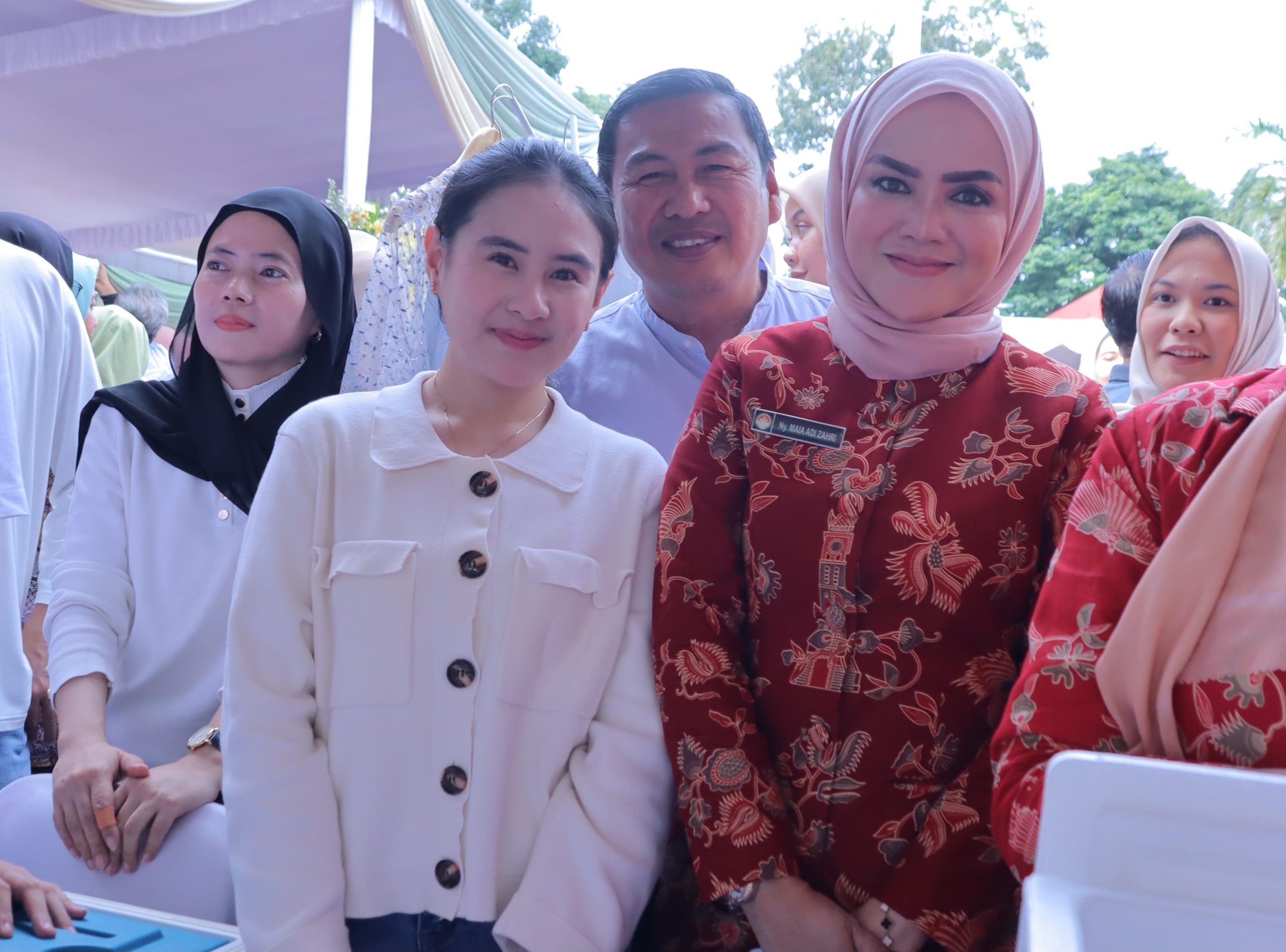 Selain itu, tampak Kadiskominfo Kota Palembang Adi Zahri mendampingi istrinya dalam mengunjungi Bazar Ramadan 1446 Hijriah.