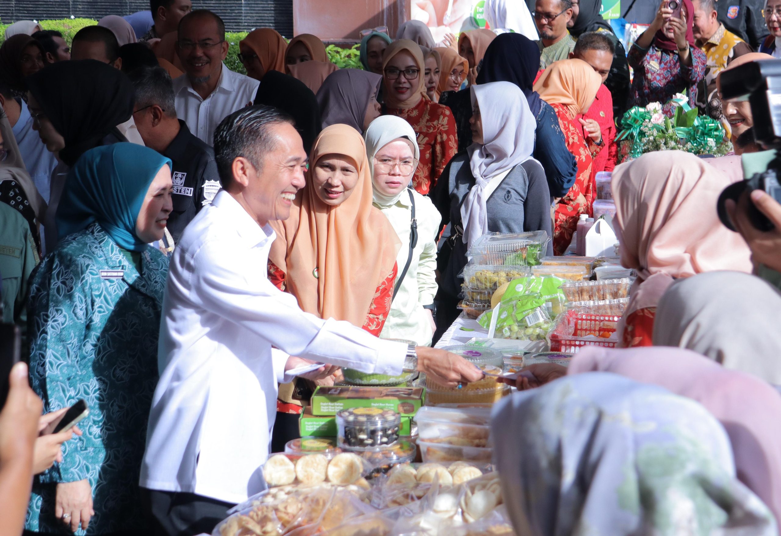 Wali Kota Palembang Ratu Dewa didampingi Ketua Penggerak PKK Dewi Sastrani mengunjungi booth Bazar Ramadan 1446 Hijriah, pada Jumat 7 Maret 2025.