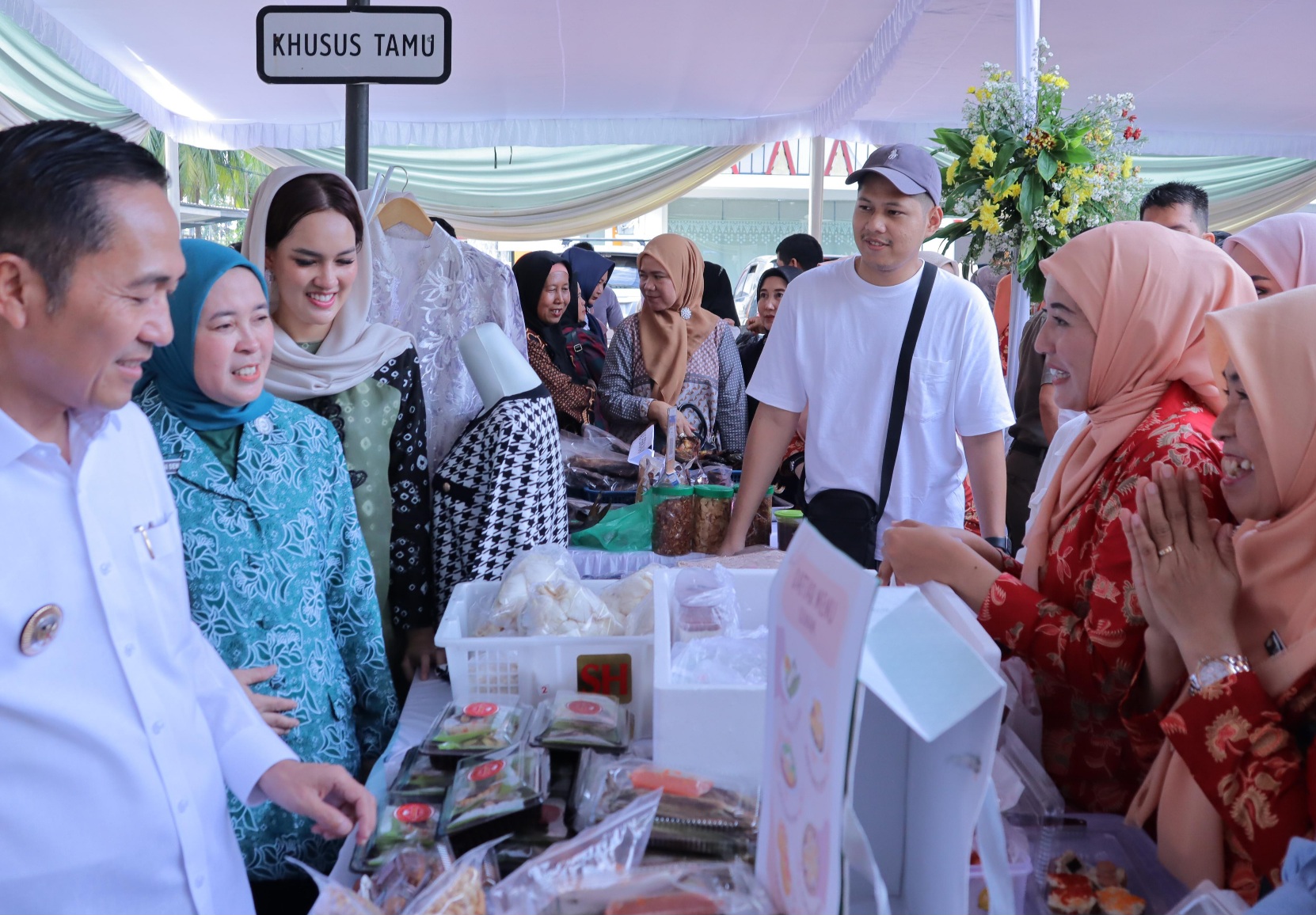 Wali Kota Palembang Ratu Dewa didampingi Ketua Penggerak PKK Dewi Sastrani mengunjungi booth Bazar Ramadan 1446 Hijriah, pada Jumat 7 Maret 2025.