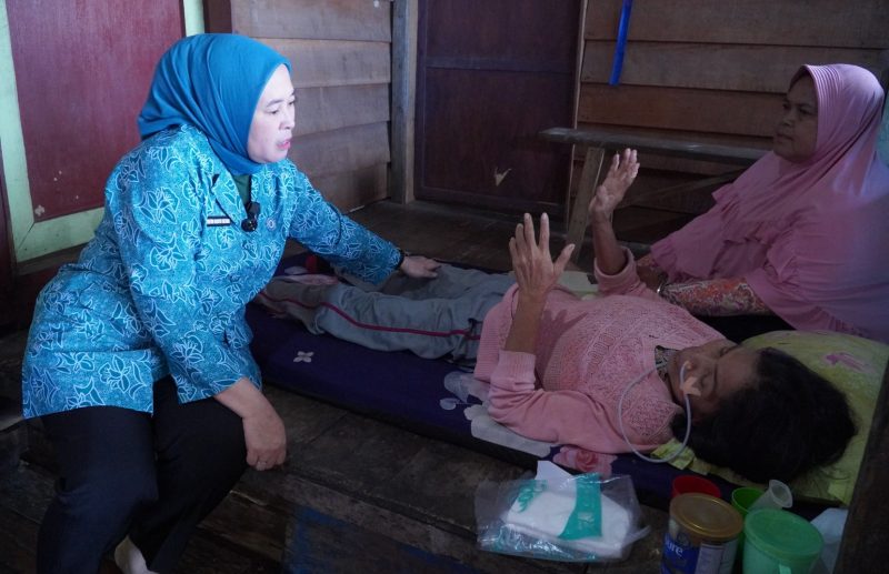 Ketua TP-PKK Kota Palembang Dewi Sastrani Ratu Dewa rela berjalan kaki menerobos banjir pasang-surut Sungai Musi demi memberikan bantuan kepada warganya yang sedang sakit.
