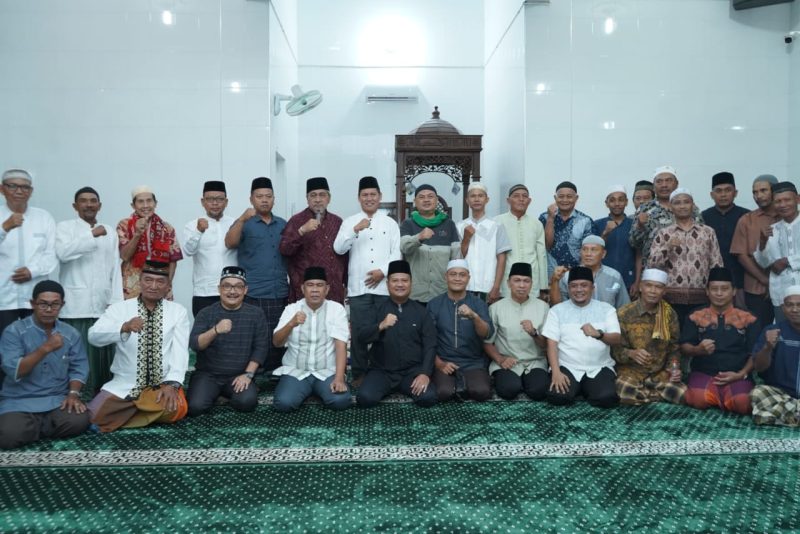 Bupati Asahan Taufik Zainal Abidin Siregar SSos MSi mengunjungi Masjid Baiturahman Desa Perkebunan Sei Balai Kecamatan Meranti, Selasa 11 Maret 2025, malam.