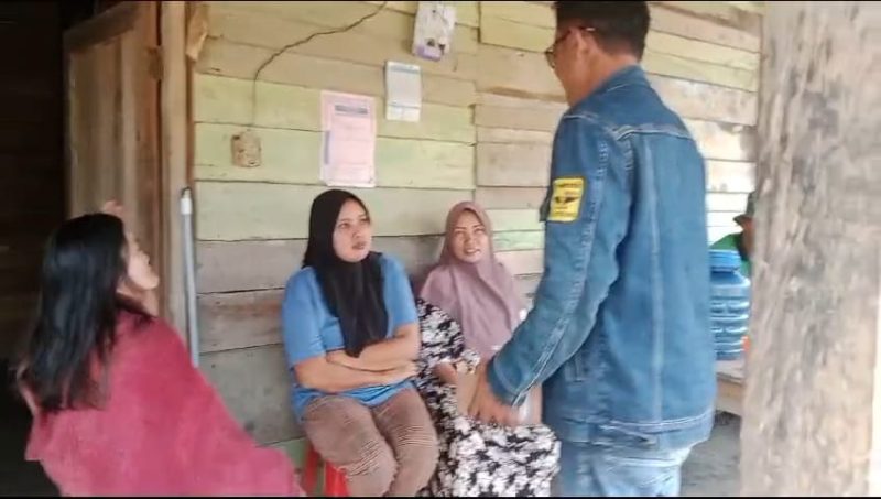 Kondisi warga dusun 3 Slaro Simpang Bayat, Kecamatan Bayung Lencir, Kabupaten Musi Banyuasin tanpa aliran liatrik, padahal instalasi sudah terpasang.