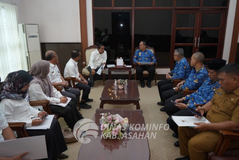 Bupati Taufik Zainal Abidin SSos MSi didampingi OPD terkait menerima kunjungan kerja ]kunker] Kantor Pelayanan Perbendaharaan Negara [KPPN] di ruang kerja Bupati Asahan, Senin 17 Maret 2025.