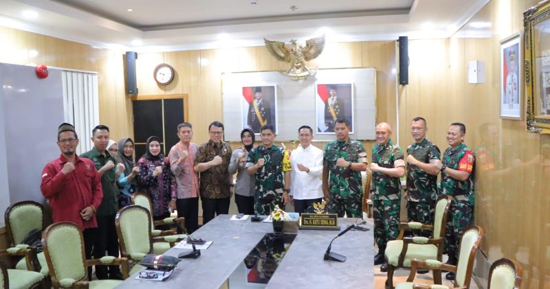 Audiensi dan kunjungan Asisten Teritorial [Aster] Panglima TNI Mayjen TNI Mohamad Naudi Nurdika SIP MSi MTr [Han] terhadap Walikota Palembang, Ratu Dewa.