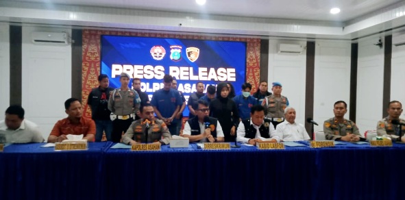 Direktur Reserse Kriminal Umum [Dirreskrimum] Polda Sumut, Kombes Pol Sumaryono didampingi AKBP Afdhal Junaidi saat press realese di Aula Wira Satya Polres Asahan, Selasa 18 Maret 2025.