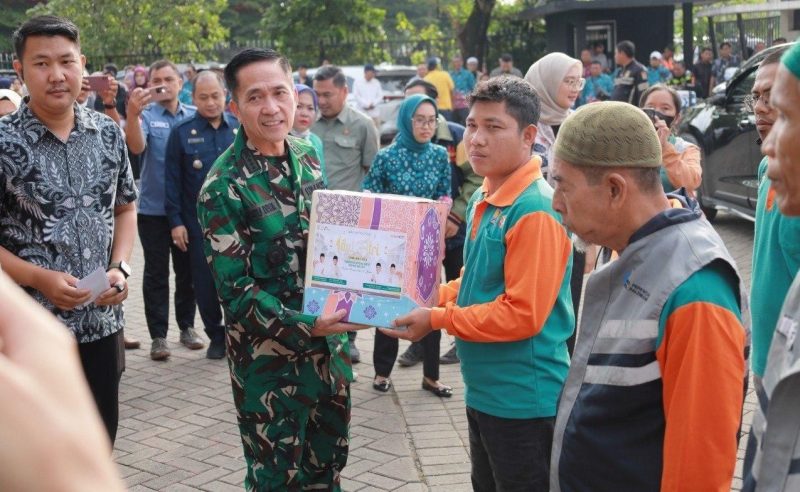 Wali Kota Palembang Ratu Dewa membagikan bingkisan paket sembako untuk para tenaga PHL [Pegawai Harian Lepas] di Dinas Perkimtan Kota Palembang.