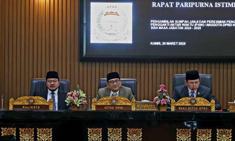 Wakil Walikota [Wawako] Prima Salam didampingi Sekretaris Daerah Aprizal Hasyim menghadiri Rapat Paripurna Istimewa Masa Persidangan [MP] II dengan agenda Pengambilan sumpah/janji Pergantian Antar Waktu [PAW] Anggota DPRD Kota Palembang Masa Jabatan 2024-2029, Kamis 20.Maret 2025.