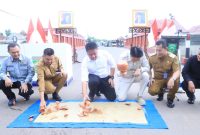 Gubernur Sumatera Selatan H Herman Deru didampingi Bupati Ogan Ilir Panca Wijaya Akbar meresmikan Infrastruktur Jembatan Air Lais, Pemulutan dan Jembatan di Trans SP Tanah Abang ditandai dengan pemecahan kendi dan penandatanaganan prasasti di Desa Babatan Saudagar Kecamatan Pemulutan Kabupaten Ogan Ilir, Selasa 11 Maret 2025.