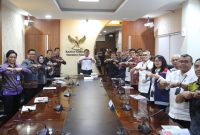 Gubernur Sumatera Selatan H Herman Deru memimpin rapat koordinasi dengan Direksi PT Hutama Karya [HK] dan Kepala Balai Besar Pelaksanaan Jalan Nasional [BBPJN] Sumsel beserta jajaran di Ruang Rapat Gubernur, Kamis 13 Maret 2025.