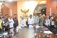 Gubernur Sumatera Selatan H Herman Deru menerima audiensi Minister Counsellor, Ekonomi, Investasi, dan Infrastruktur Australian Embassy Jonathan Gilbert, bertempat di Ruang Tamu Gubernur Provinsi Sumsel, Kamis 13 Maret 2025, siang.
