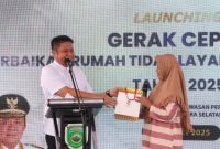 Gubernur Herman Deru pada launching “Gerak Cepat, Bedah 5.815 Rumah Tidak Layak Huni dan Sanitasi Serentak dipusatkan di pemukiman warga Kelurahan 24 Ilir Palembang, Jumat 14 Maret 2025.