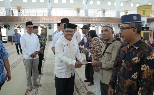 Badan Amil Zakat Nasional [BAZNAS] Kabupaten Asahan menyalurkan dana Zakat Infak Sedekah [ZIS] untuk 100 orang penerima manfaat untuk masyarakat fakir miskin di dua Kecamatan.