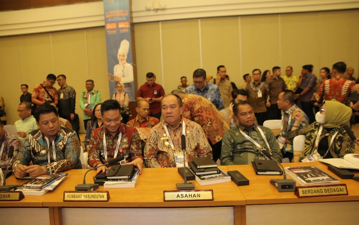 Bupati Asahan Taufik Zainal Abidin Siregar saat menghadiri rapat umum pemegang saham [RUPS] Bank Sumut di Lantai 10 Gedung Kantor Pusat Bank Sumut, Jalan Imam Bonjol, Medan, Kamis 20 Maret 2025.