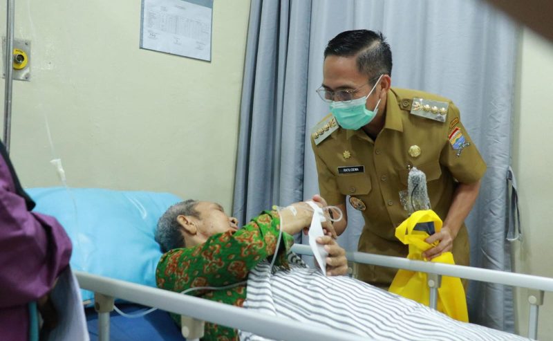 Wali Kota Palembang, Ratu Dewa, saat menjenguk salah satu pasien di Rumah Sakit BARI pada Senin 24 Maret 2025.